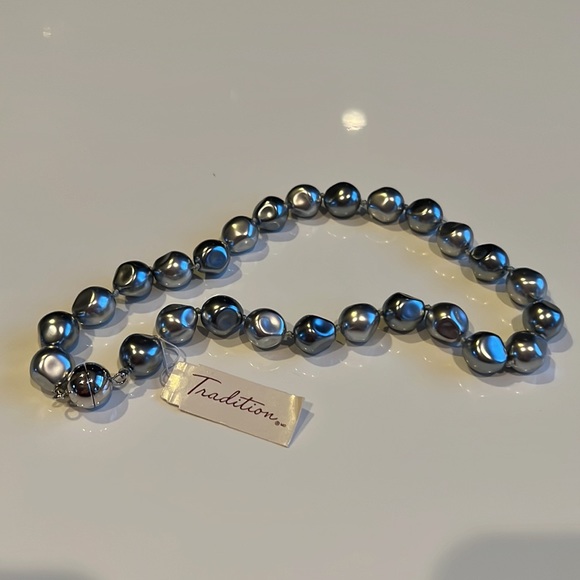 Chunky silver gray faux Pearls, irregular shape magnetic closure - Picture 2 of 6